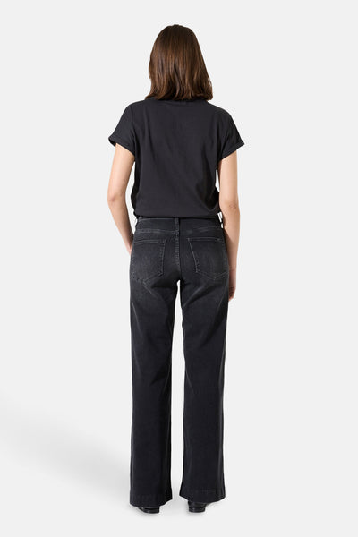 Zwart T-shirt met korte mouwen van GARCIA, gedragen met een zwarte high-waist jeans, achtergezicht.