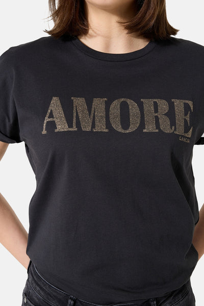 T-shirt noir à manches courtes de GARCIA, avec inscription "AMORE" brillante sur le devant.
