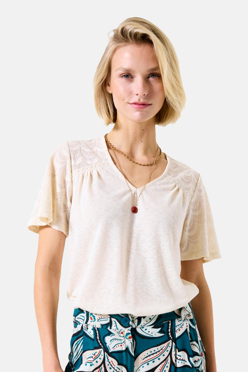 Ecru T-shirt met korte mouwen van GARCIA, met kanten details op de schouders en korte mouwen met ruches.