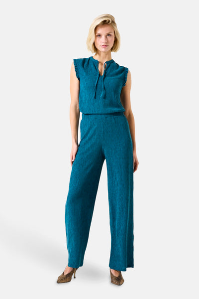 Turquoise mouwloos overhemd van GARCIA, in geplooide stof met een strikdetail bij de kraag.