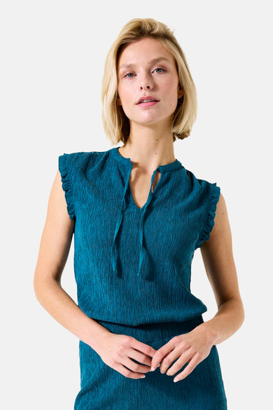 Turquoise mouwloos blouse van GARCIA, getextureerd met een strikkraag.