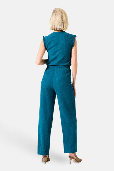 Turquoise mouwloos blouse van GARCIA, getextureerd met ruches op de schouders, gedragen met een bijpassende broek.