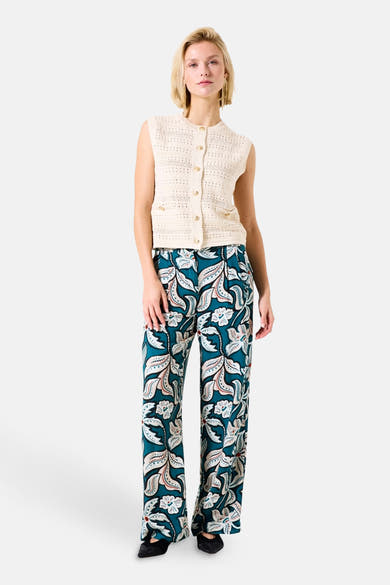 Ecru gilet van GARCIA met gouden knopen, gedragen met een bloemenbroek.