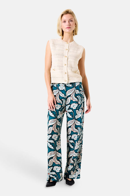 Ecru gilet van GARCIA met gouden knopen, gedragen met een bloemenbroek.