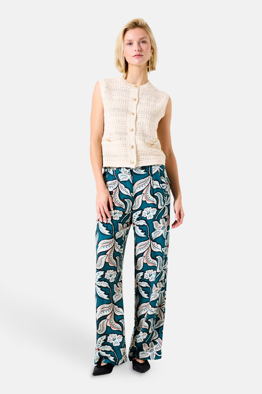 Ecru gilet van GARCIA met gouden knopen, gedragen met een bloemenbroek.