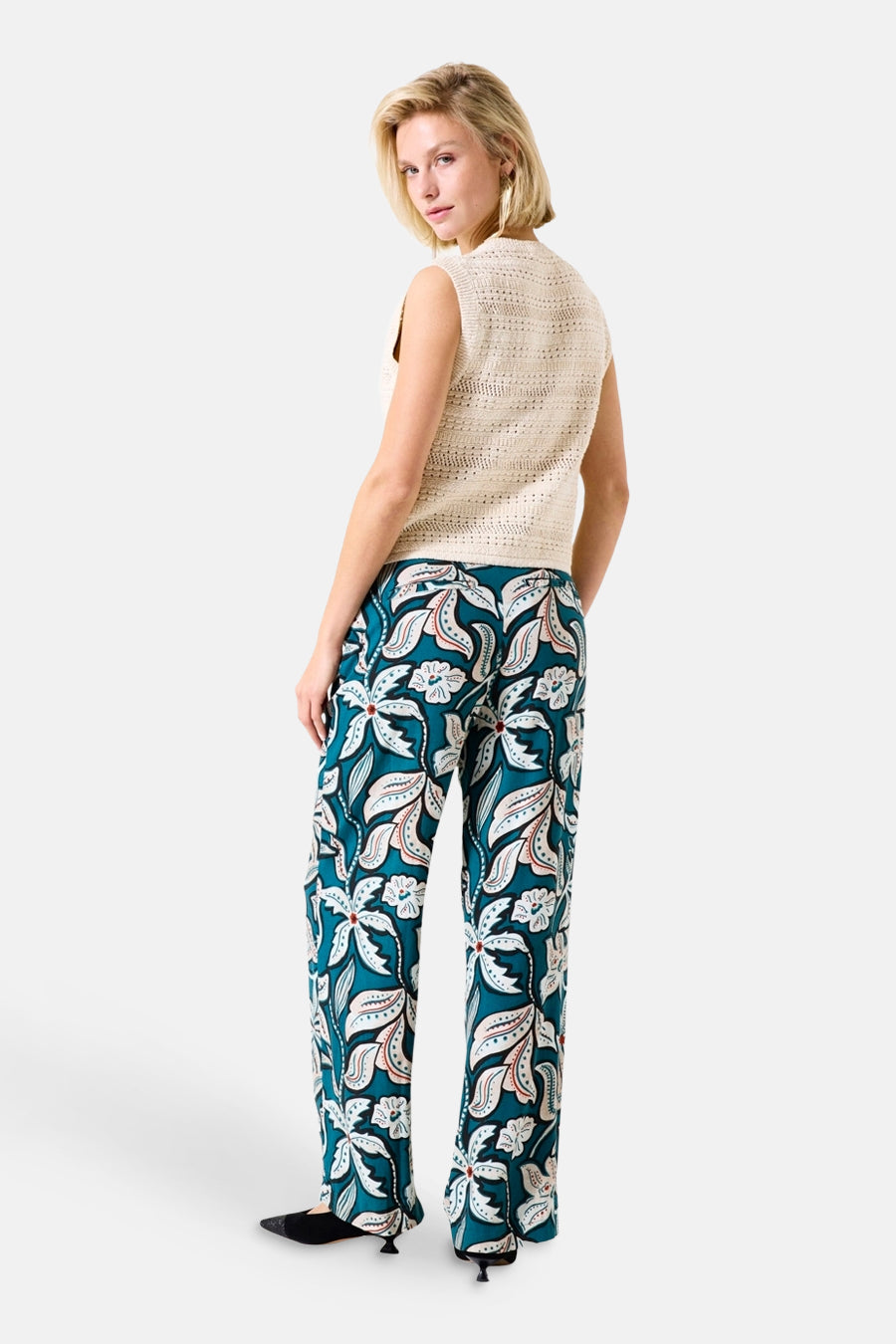 Ecru vest van GARCIA, met een opengebreid patroon, gedragen met een bloemenprint broek.