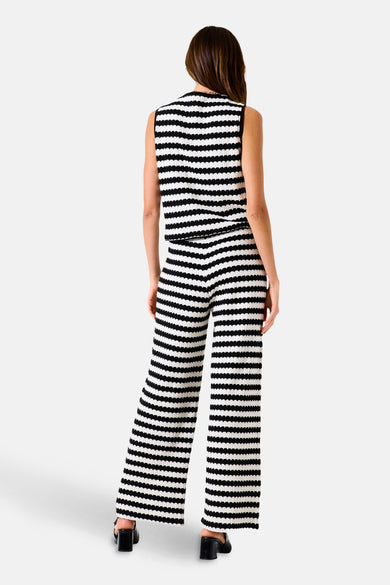 Zwart-wit gestreepte broek van GARCIA, casual stijl met wijde pijpen.