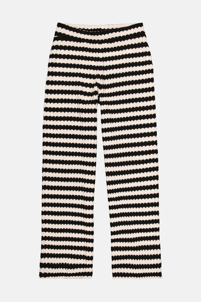 Pantalon rayé noir et blanc de GARCIA, en maille texturée à motif horizontal.
