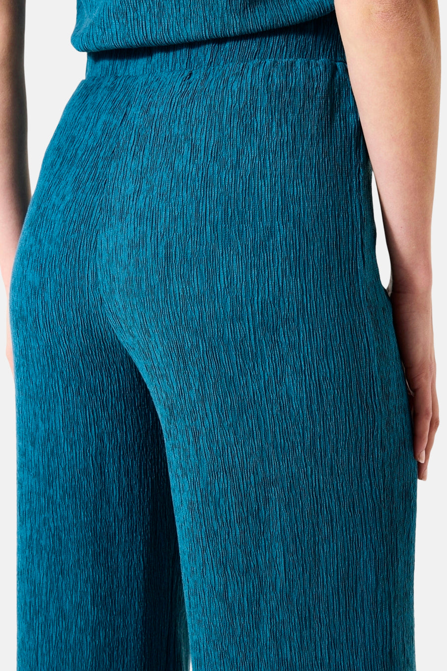Turquoise broek van GARCIA, geplooide textuur en wijde pasvorm, achterzijde.