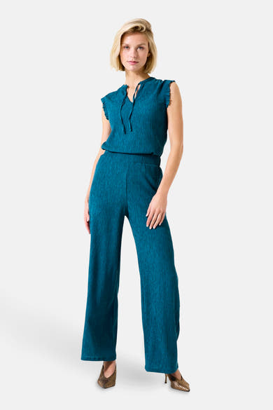 Turquoise broek van GARCIA, wijde en vloeiende pasvorm, met een subtiele verticale plooitextuur.