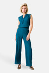 Turquoise broek van GARCIA, wijde en vloeiende pasvorm, met een subtiele verticale plooitextuur.