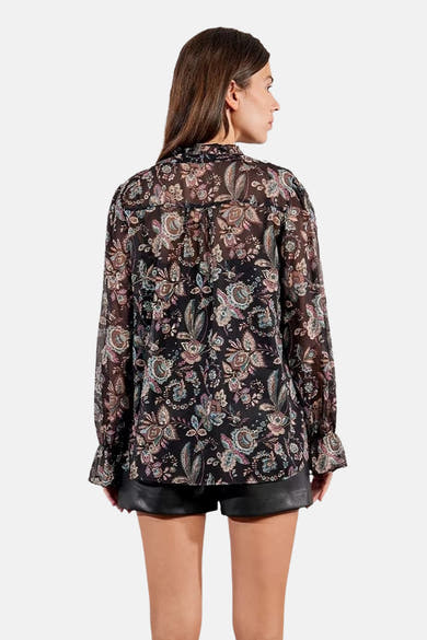 Multikleurige blouse met lange mouwen van Molly Bracken, bloemen- en paisleyprint, gedragen met een zwarte short.