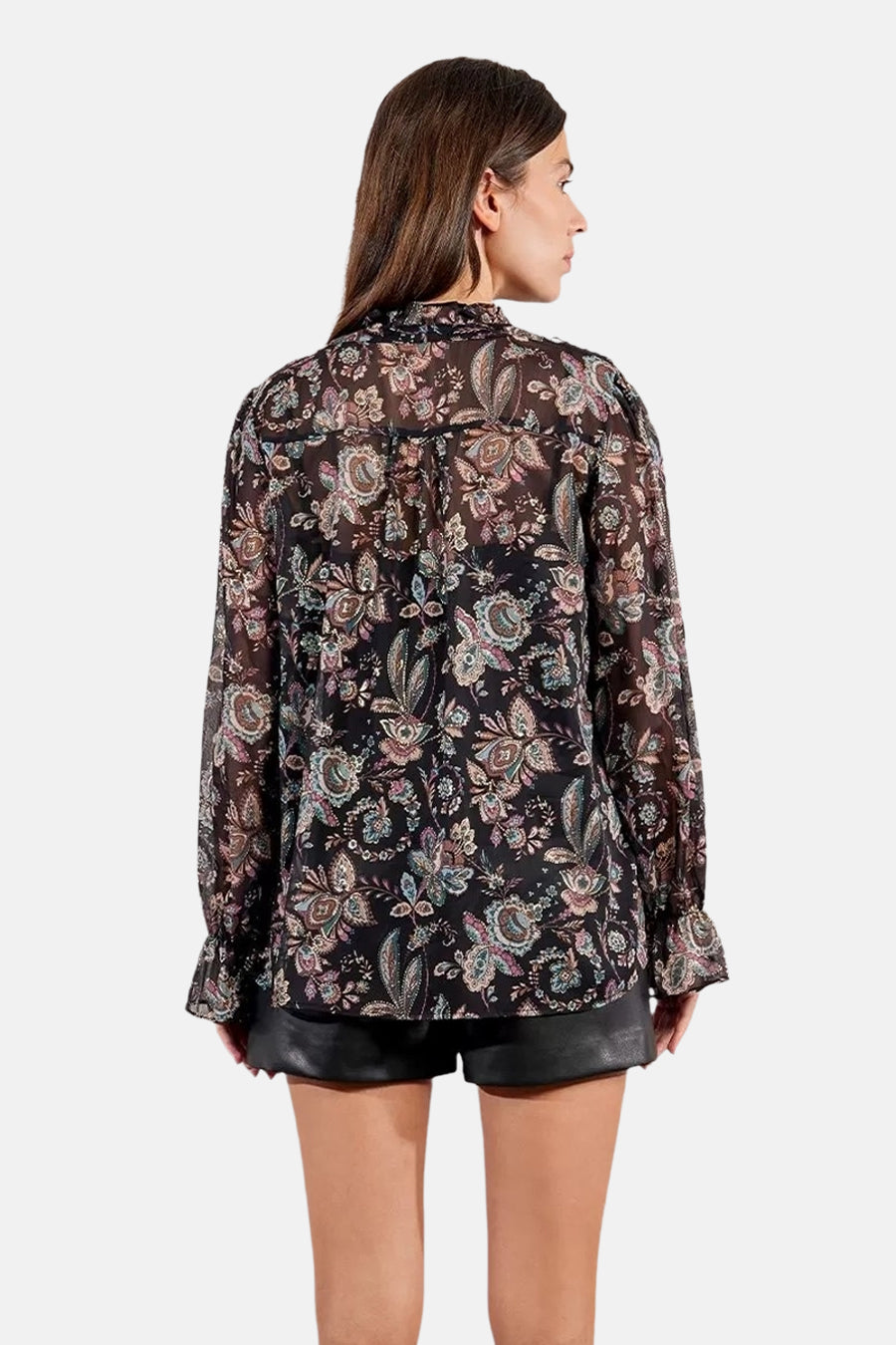 Multikleurige blouse met lange mouwen van Molly Bracken, bloemen- en paisleyprint, gedragen met een zwarte short.