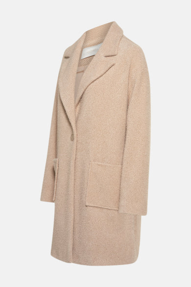 Veste longue beige d'AMELIE ET AMELIE en tissu texturé avec poches plaquées, vue de côté.
