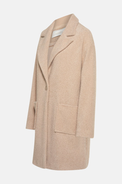 Veste longue beige d'AMELIE ET AMELIE en tissu texturé avec poches plaquées, vue de côté.
