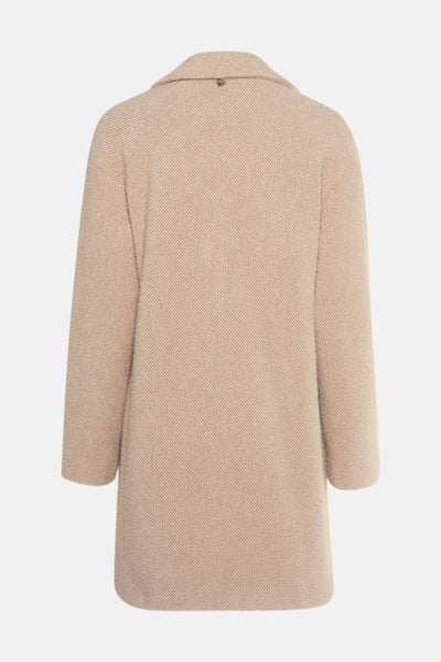 Veste longue beige d'AMELIE ET AMELIE, texture tweed avec détail décoratif au dos.