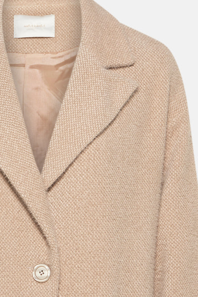 Veste longue beige par AMÉLIE ET AMÉLIE, texture tweed avec un bouton.