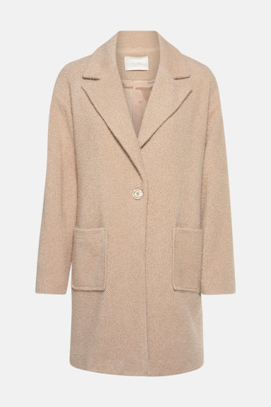 Veste longue beige de AMELIE ET AMELIE avec col tailleur, poches plaquées et boutonnage simple.

