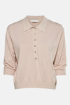 Beige gebreide trui van AMELIE ET AMELIE met polokraag en decoratieve knopen.