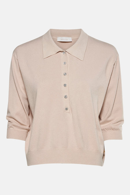 Beige gebreide trui van AMELIE ET AMELIE met polokraag en decoratieve knopen.
