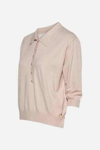 Beige gebreide trui van AMELIE ET AMELIE met glanzende knopen aan de voorkant.