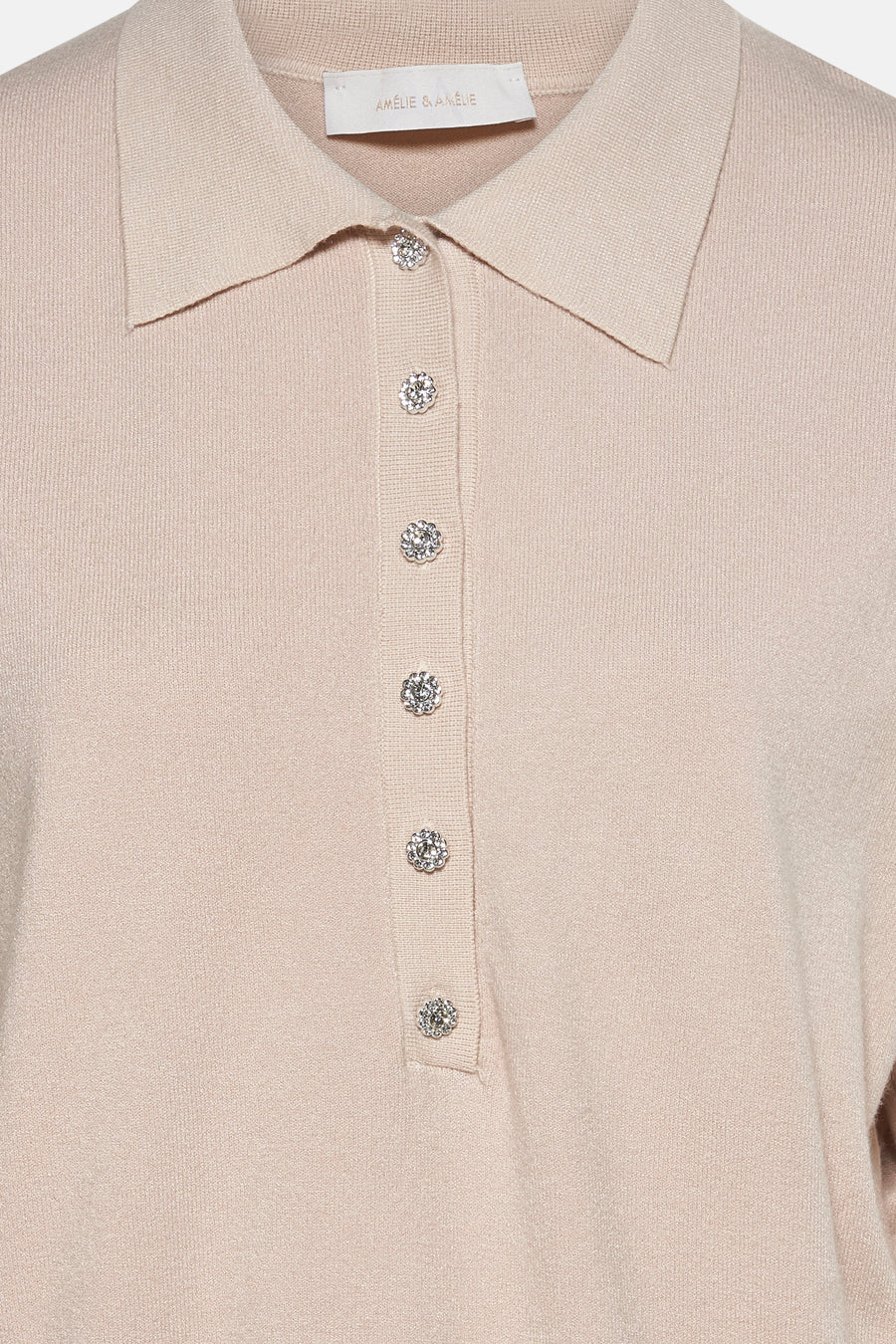Beige gebreide trui van AMELIE ET AMELIE met glanzende decoratieve knopen, polokraag en lange mouwen.