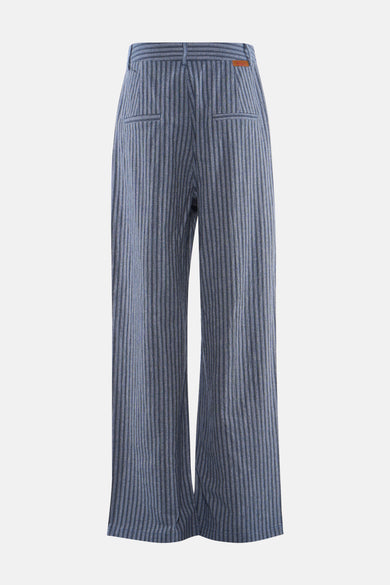 Blauwe gestreepte pantalon van Adore, met paspelzakken achter en uitlopende pijpen.