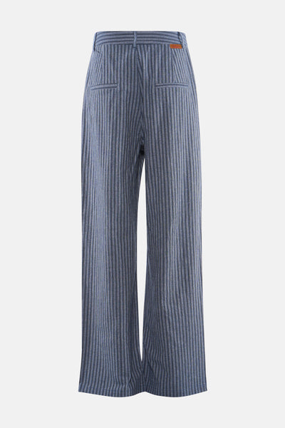 Blauwe gestreepte pantalon van Adore, met paspelzakken achter en uitlopende pijpen.