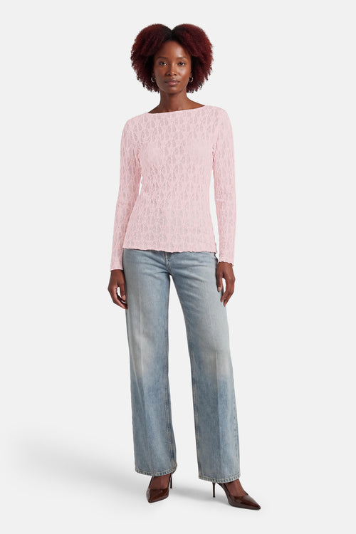 T-shirt rose à manches longues par AMELIE ET AMELIE, avec motif en dentelle porté avec un jean ample et des escarpins marron.