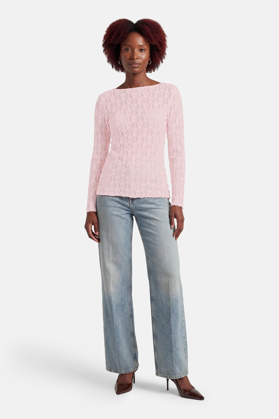 Roze T-shirt met lange mouwen van AMELIE ET AMELIE, met kanten patroon, gedragen met een wijde spijkerbroek en bruine pumps.