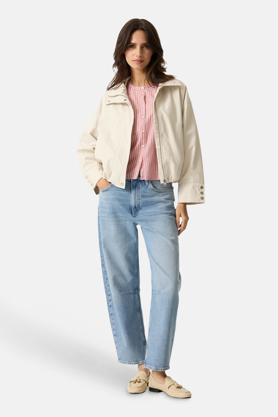 Veste courte écru de GARCIA, portée sur une chemise rayée et avec un jean ample.