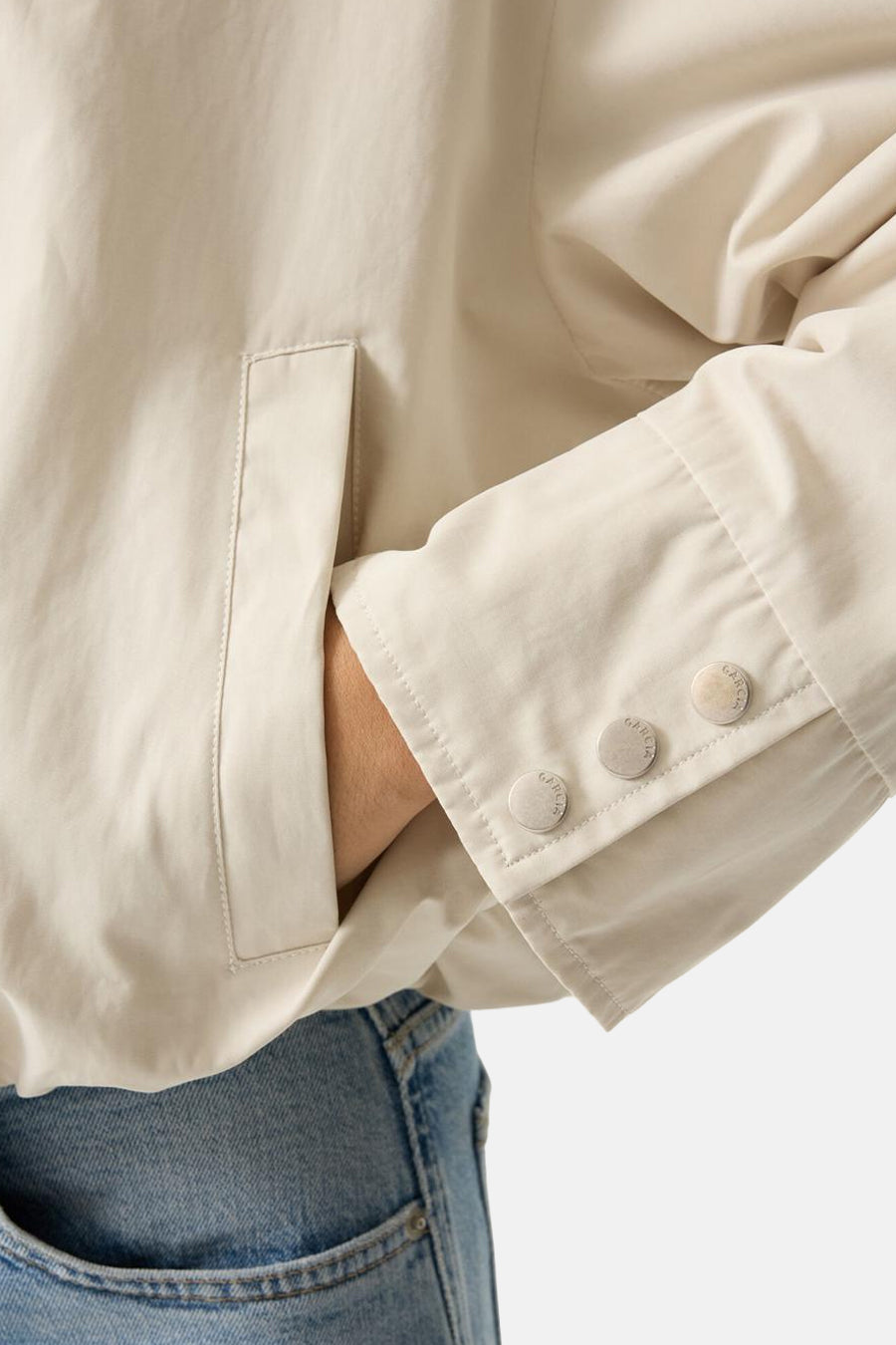 Veste courte écru de GARCIA avec poche et boutons-pression sur la manche, portée avec un jean.
