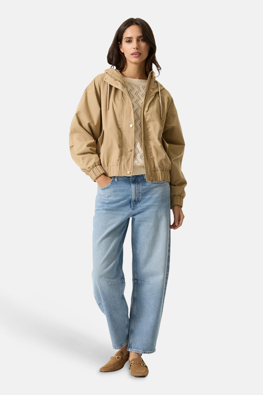 Veste courte beige de GARCIA, avec capuche et manches longues, portée avec un pull et un jean décontractés.
