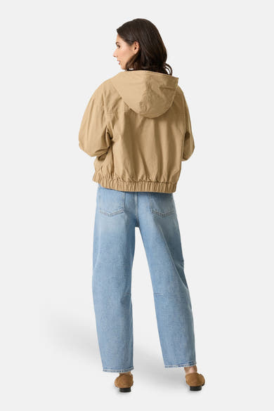 Veste courte beige de GARCIA, avec capuche, associée à un jean décontracté.