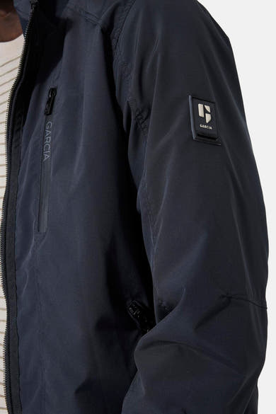 Veste courte bleue de GARCIA, avec fermeture éclair et logo sur la manche.