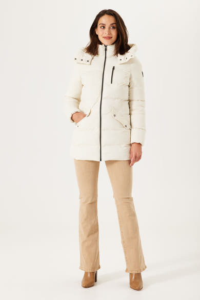 Ecru korte jas van GARCIA, met capuchon en zwarte ritssluiting, gedragen over een beige broek.