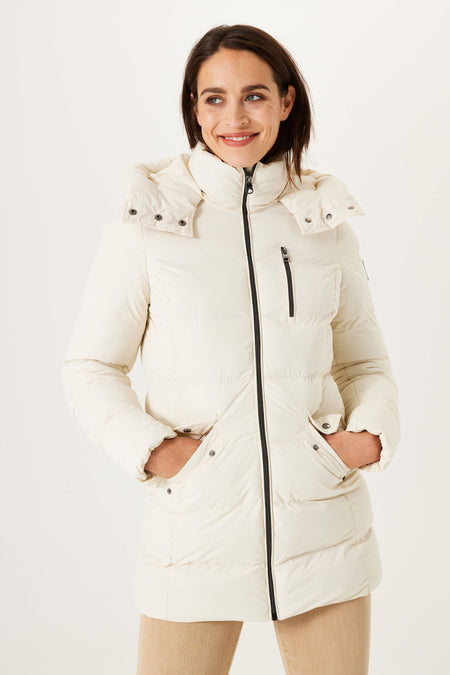 Veste courte écru de GARCIA, avec capuche et fermeture éclair noire, portée avec un pantalon beige.
