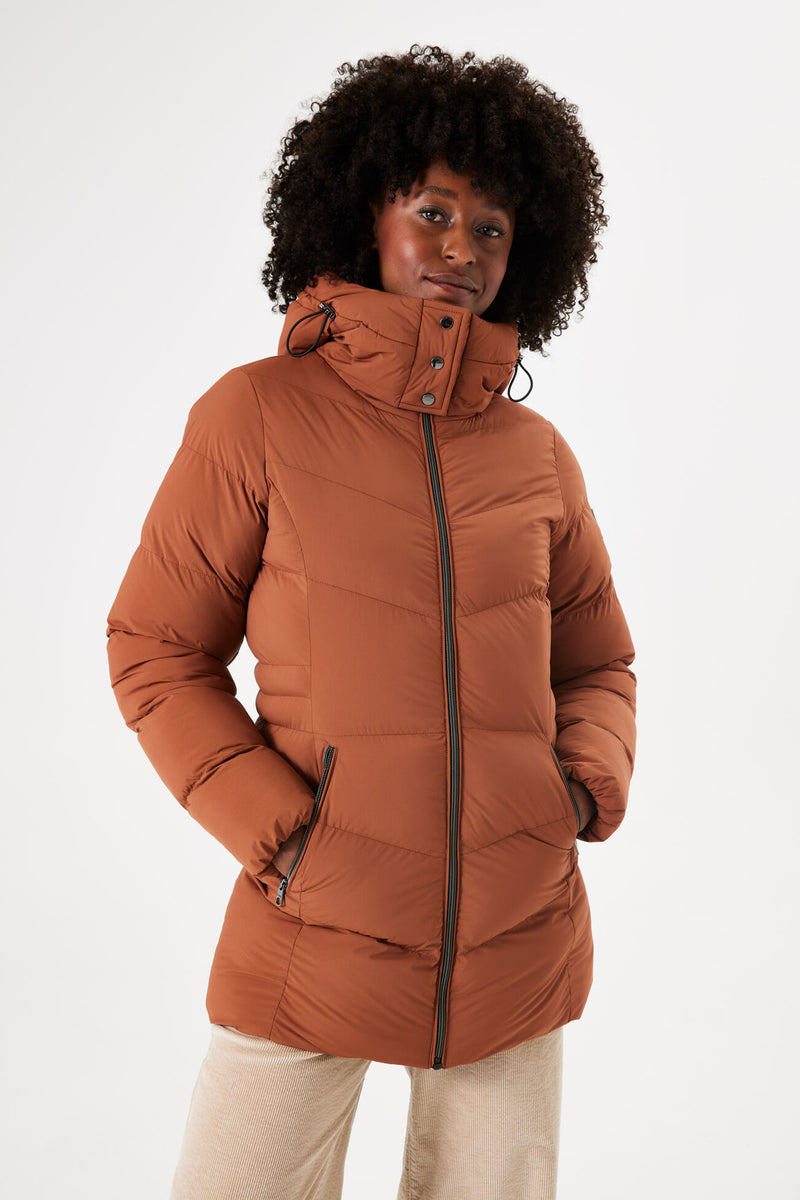 Veste longue cognac de GARCIA avec fermeture éclair noire, poches zippées et rembourrage matelassé.