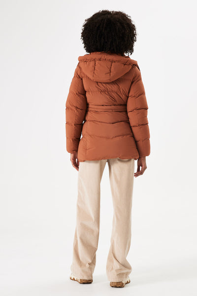 Veste longue cognac de GARCIA, vue de dos, avec capuche et portée avec un pantalon beige.