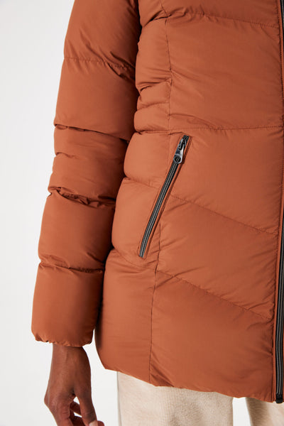 Veste longue cognac by GARCIA avec poches zippées et motif matelassé.