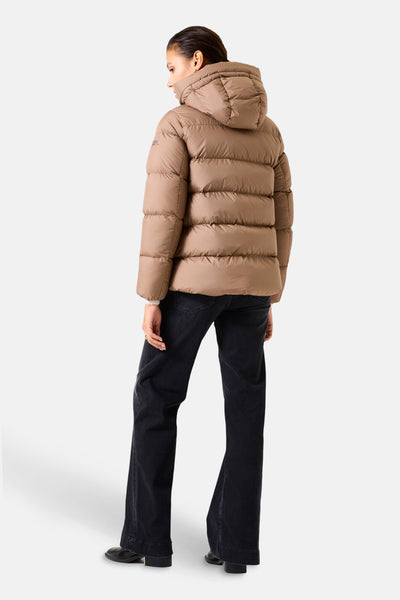 Korte beige jas van GARCIA met capuchon, gedragen met een zwarte uitlopende jeans en platte schoenen.