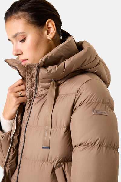Korte beige jas van GARCIA, met capuchon en verstelbaar trekkoord, ritssluiting aan de voorkant en discreet logo.
