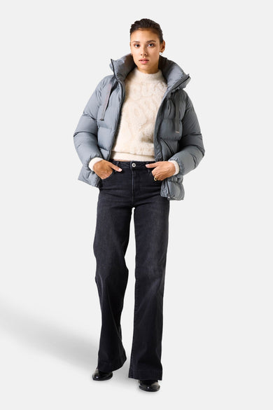 Veste courte grise par GARCIA, portée sur un pull duveteux couleur crème et un pantalon noir taille haute.
