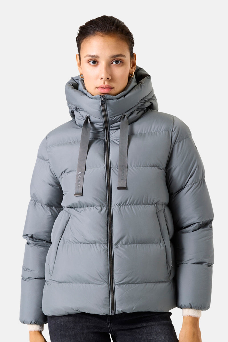 Veste courte grise de GARCIA avec fermeture éclair noire et cordons de serrage.
