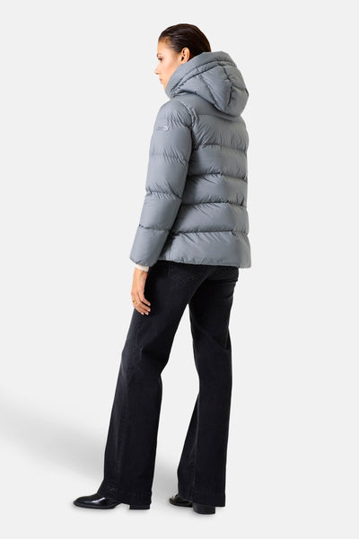 Veste courte grise de GARCIA avec capuche, portée avec un jean noir évasé et des chaussures noires.