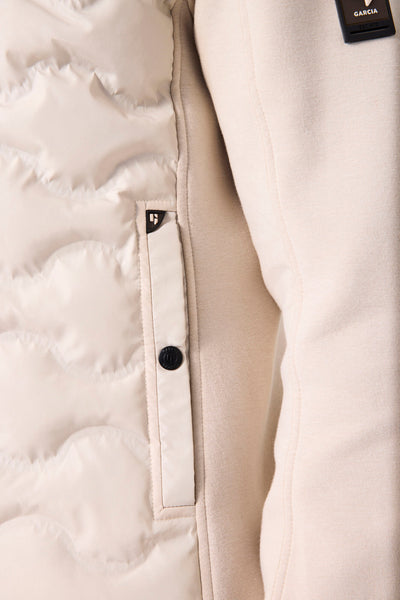 Beige regenjas van GARCIA, gewatteerd met verticale zak en zwart logo.