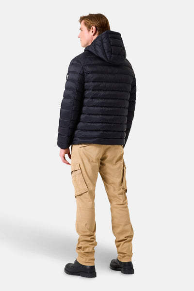 Zwarte regenjas van GARCIA, met capuchon en cargozakken op de beige broek.