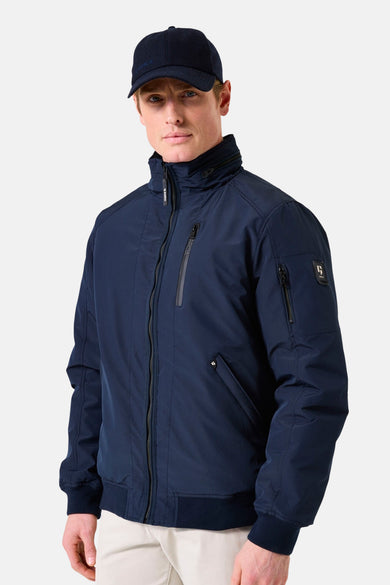 Veste de pluie bleue de GARCIA, avec fermeture éclair apparente et casquette bleu marine.