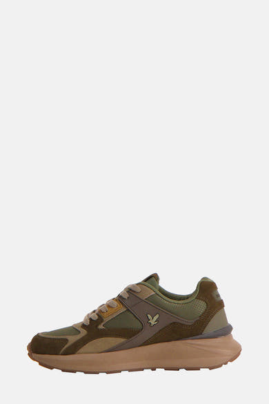 Groene sneakers van LYLE & SCOTT, met bruine, kaki en beige inzetstukken, en een bruine textuurzool.