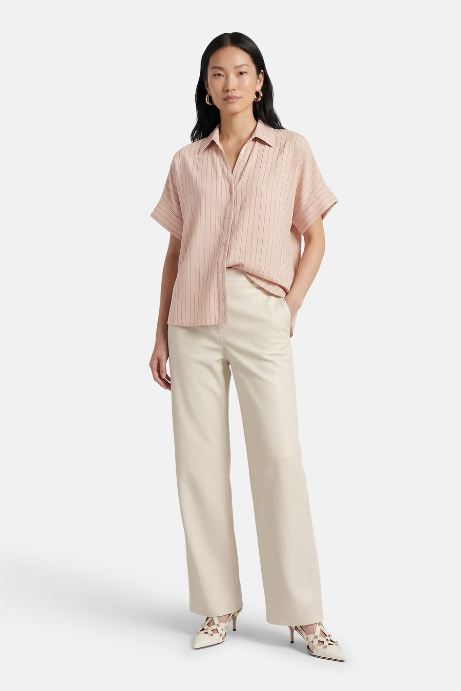 Beige gestreept overhemd met verticale strepen van AMELIE ET AMELIE, gedragen met een crèmekleurige broek en witte hakken.